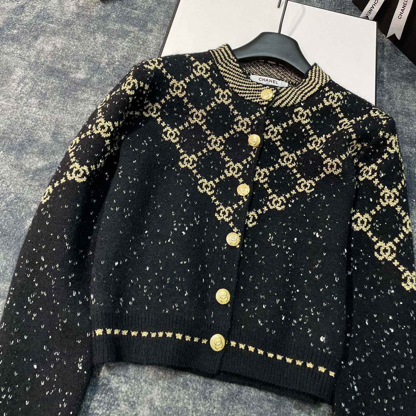 fashion gold thread jacquard custom gold buckle custom yarn gradient round neck long sleeve buttoned knitted sweater cardigan jacket XC0723112005