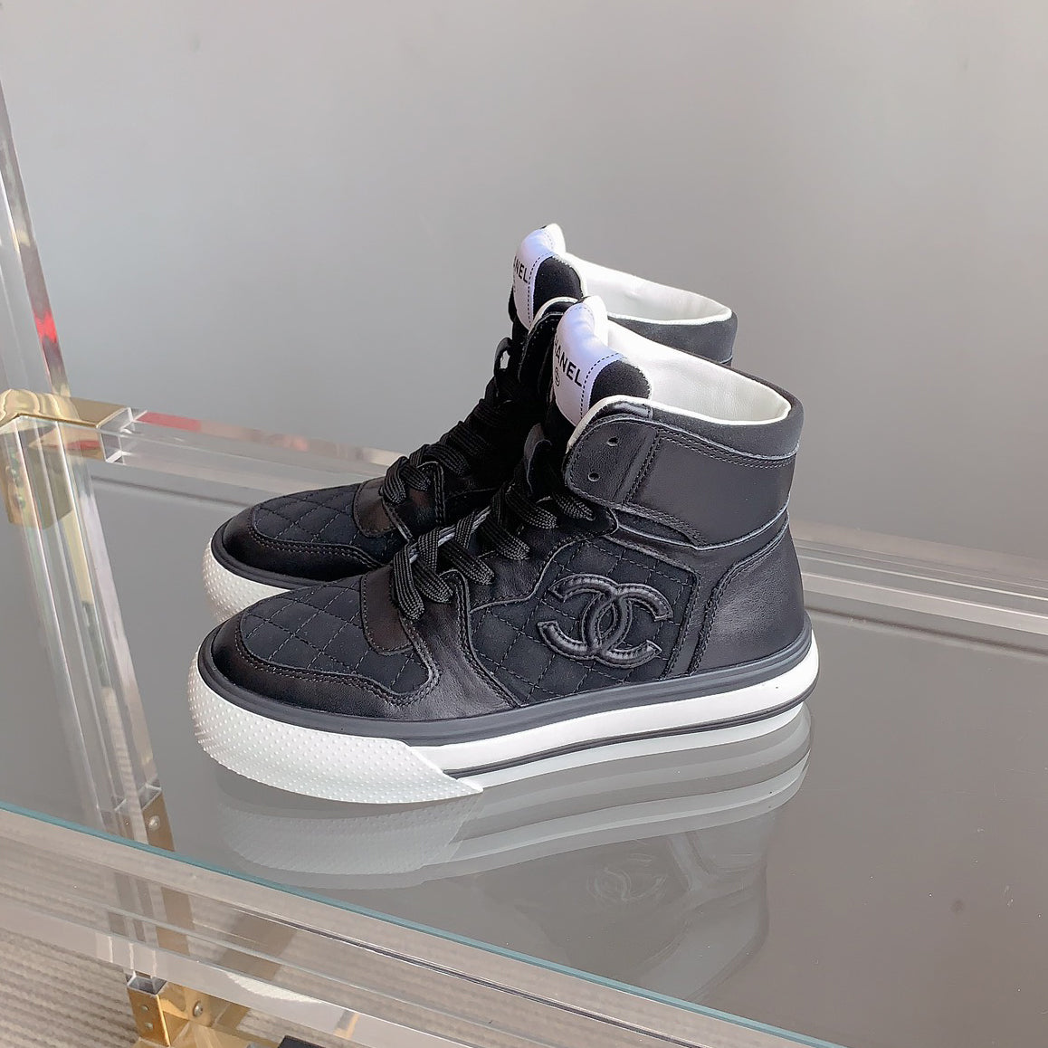 Classic versatile rhombus sneakers 1824061008
