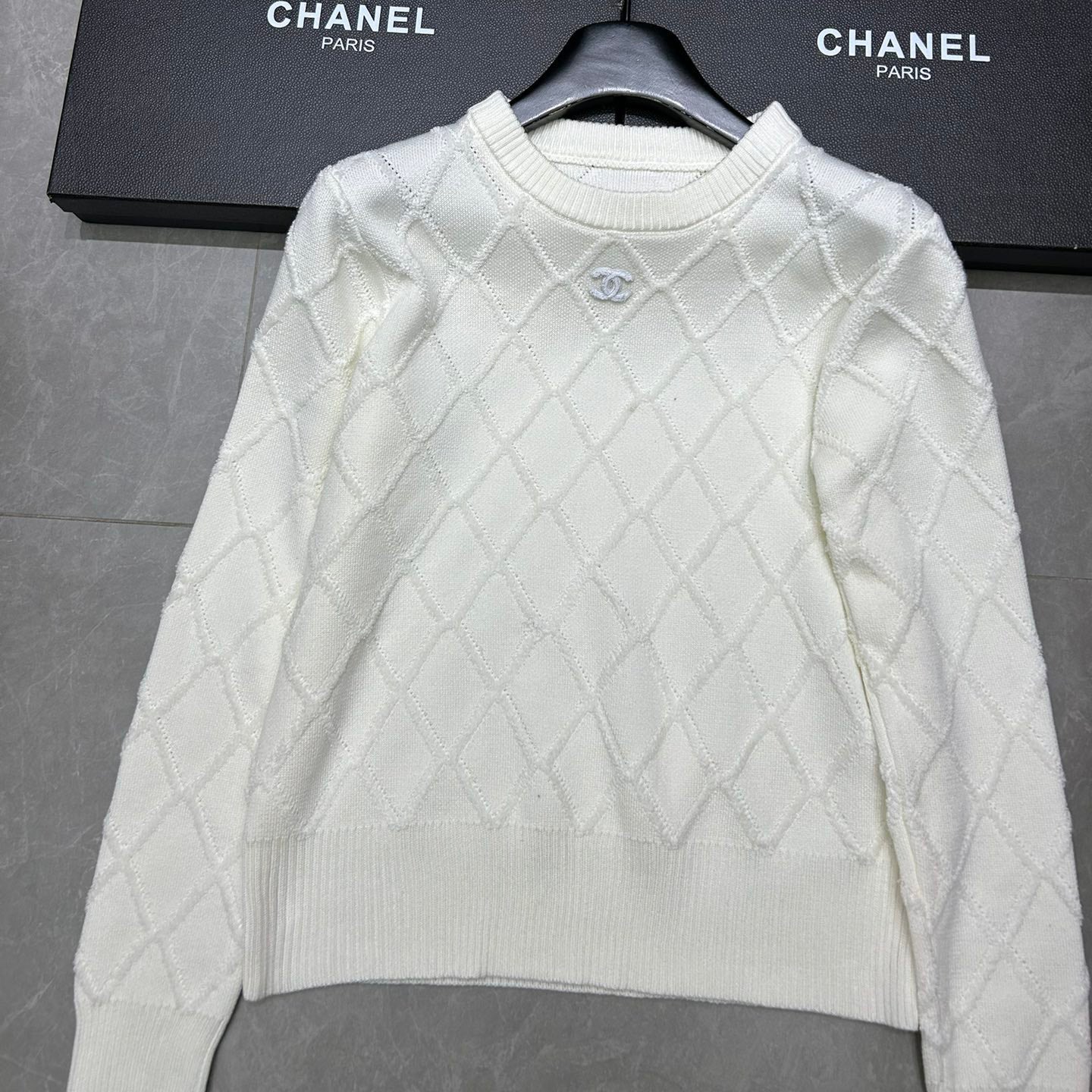 Line concave convex long sleeved sweater 1024102204