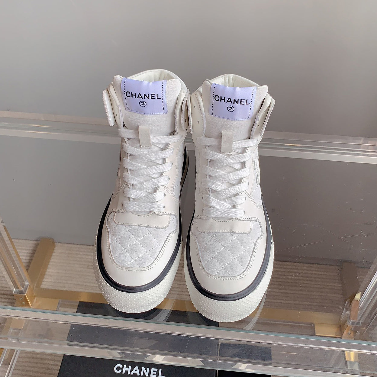 Classic versatile rhombus sneakers 1824061008