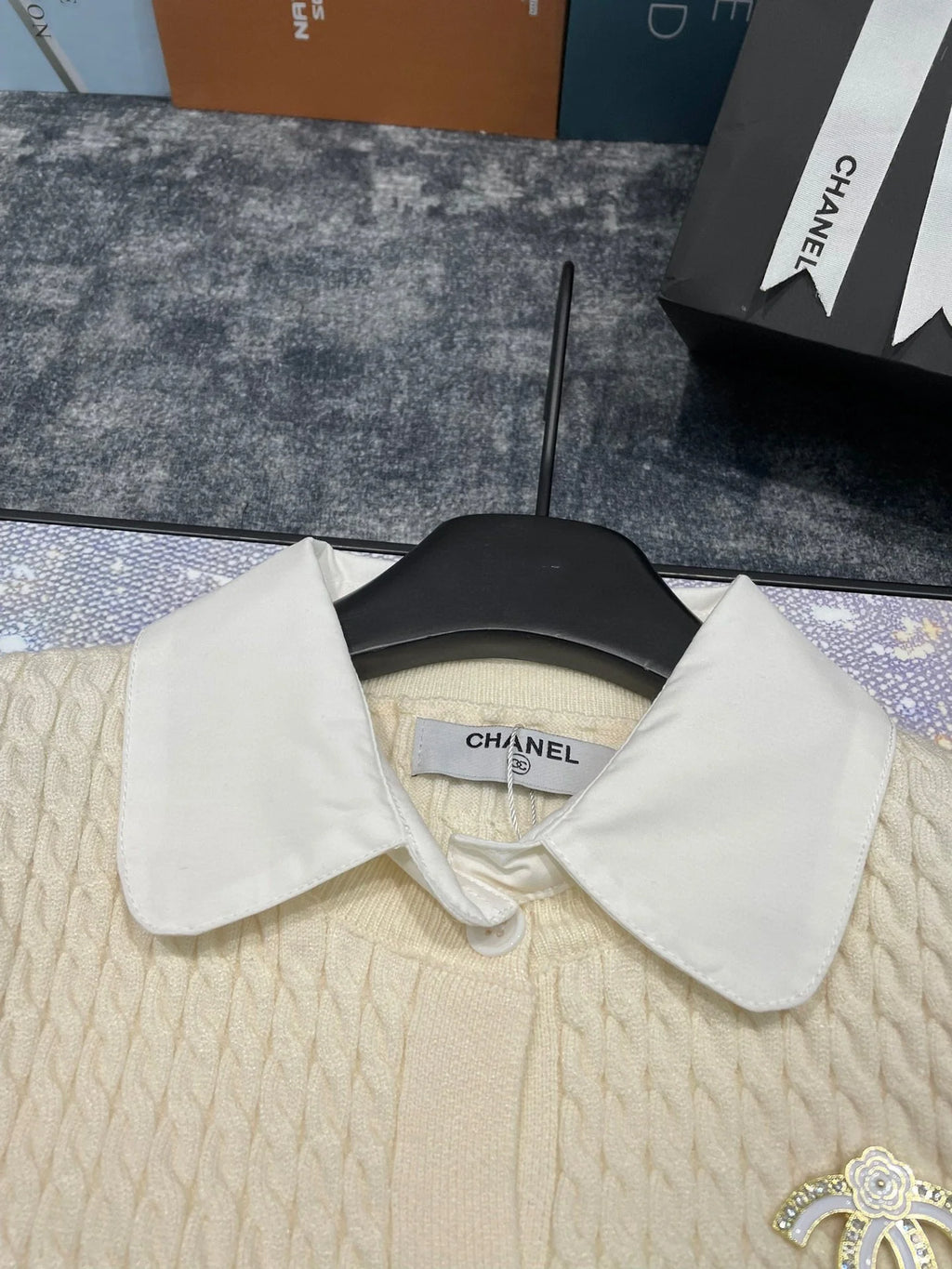 Double C Brooch Decorated with Contrasting Color Lapel Stitching Fake Two-piece Fine Twist Knitted Cardigan 0724012301
