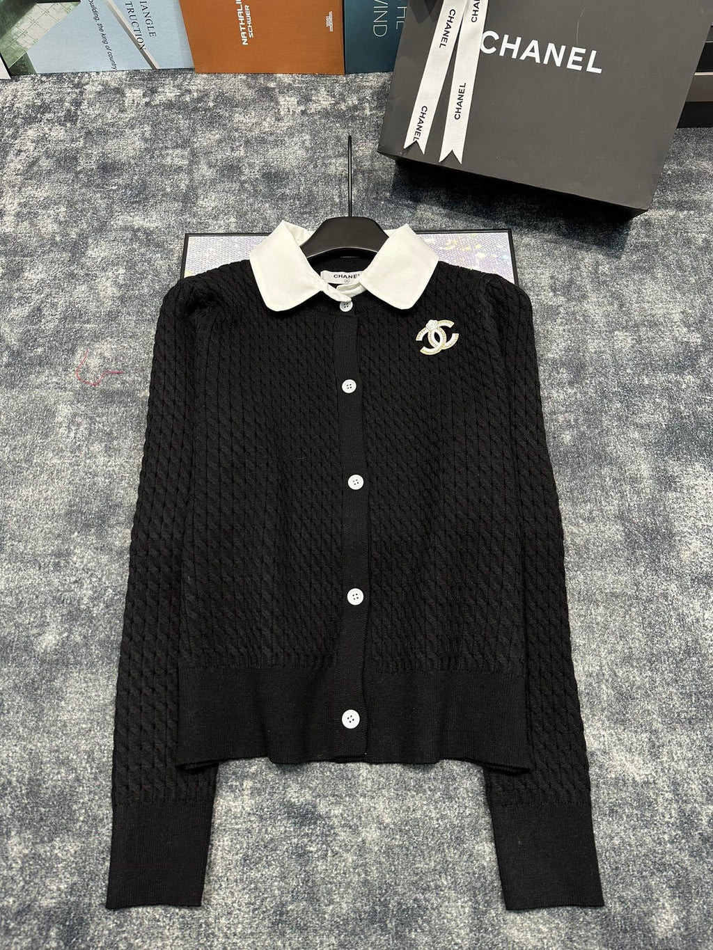Double C Brooch Decorated with Contrasting Color Lapel Stitching Fake Two-piece Fine Twist Knitted Cardigan 0724012301