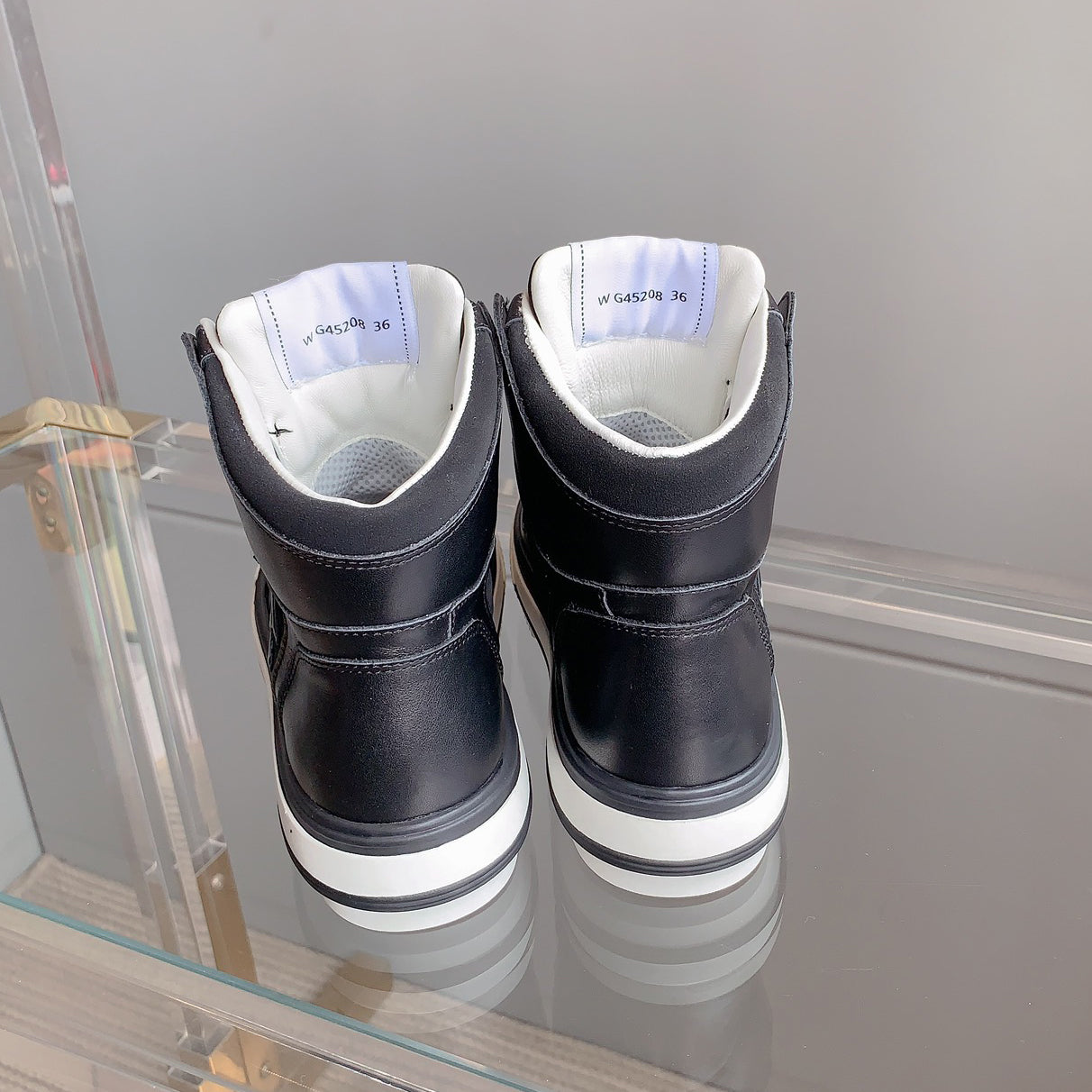 Classic versatile rhombus sneakers 1824061008