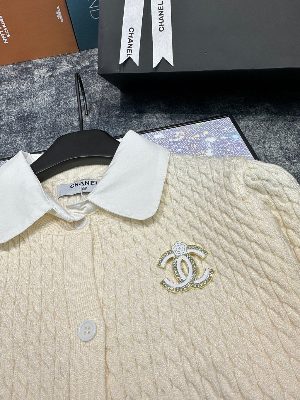 Double C Brooch Decorated with Contrasting Color Lapel Stitching Fake Two-piece Fine Twist Knitted Cardigan 0724012301