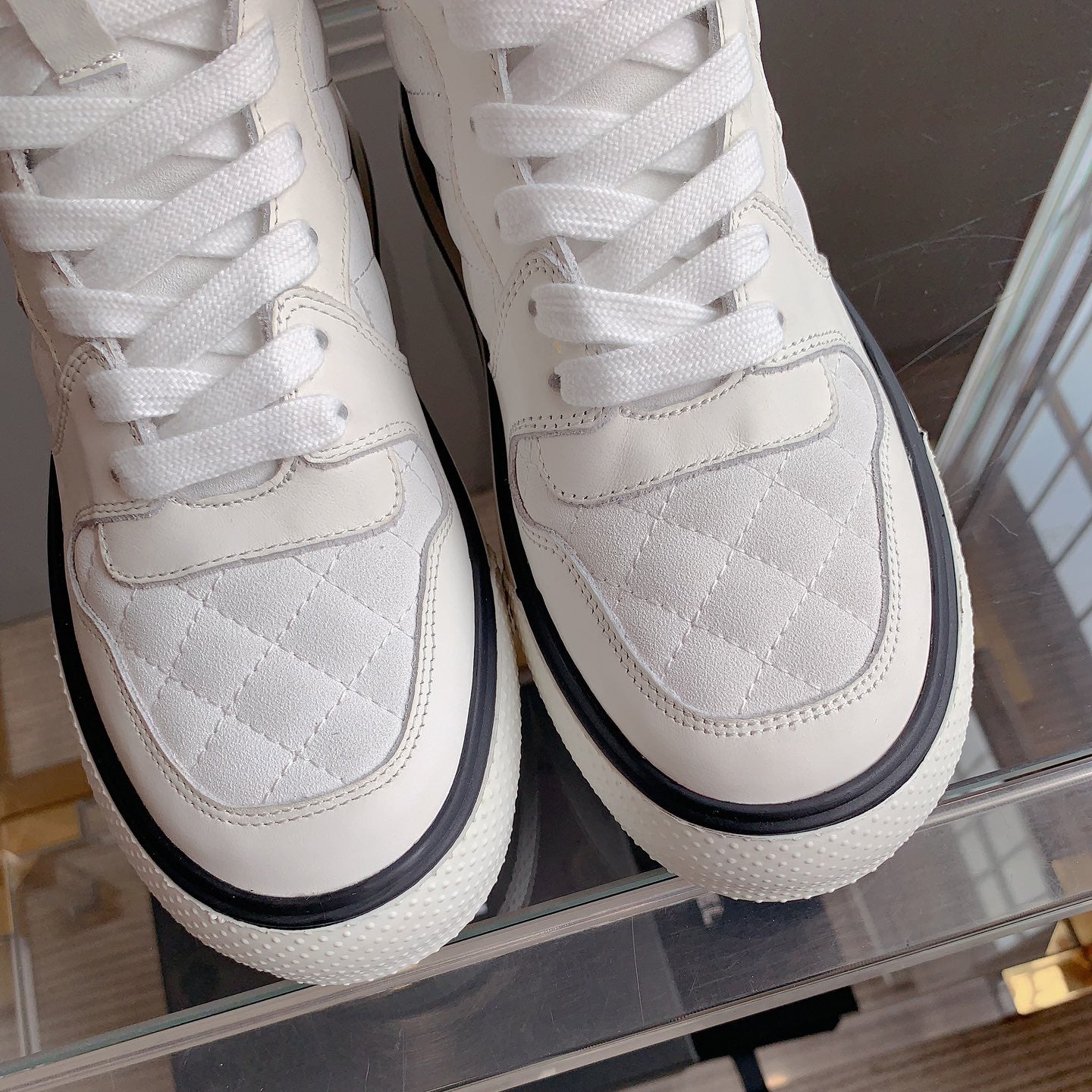 Classic versatile rhombus sneakers 1824061008