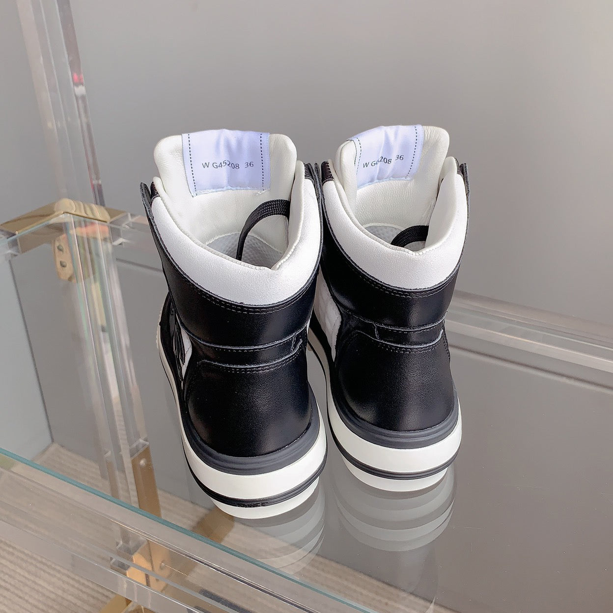 Classic versatile rhombus sneakers 1824061008