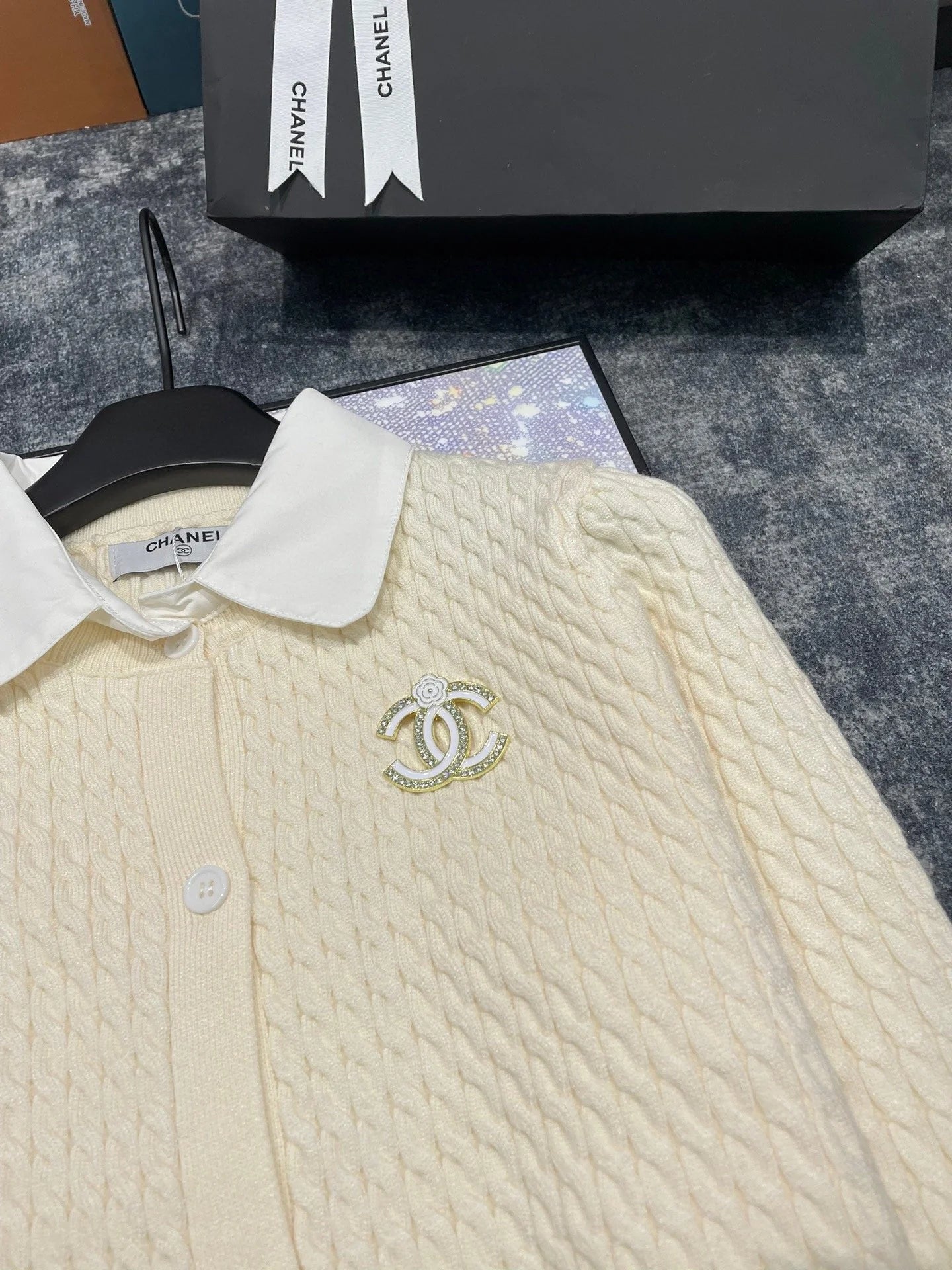 Double C Brooch Decorated with Contrasting Color Lapel Stitching Fake Two-piece Fine Twist Knitted Cardigan 0724012301