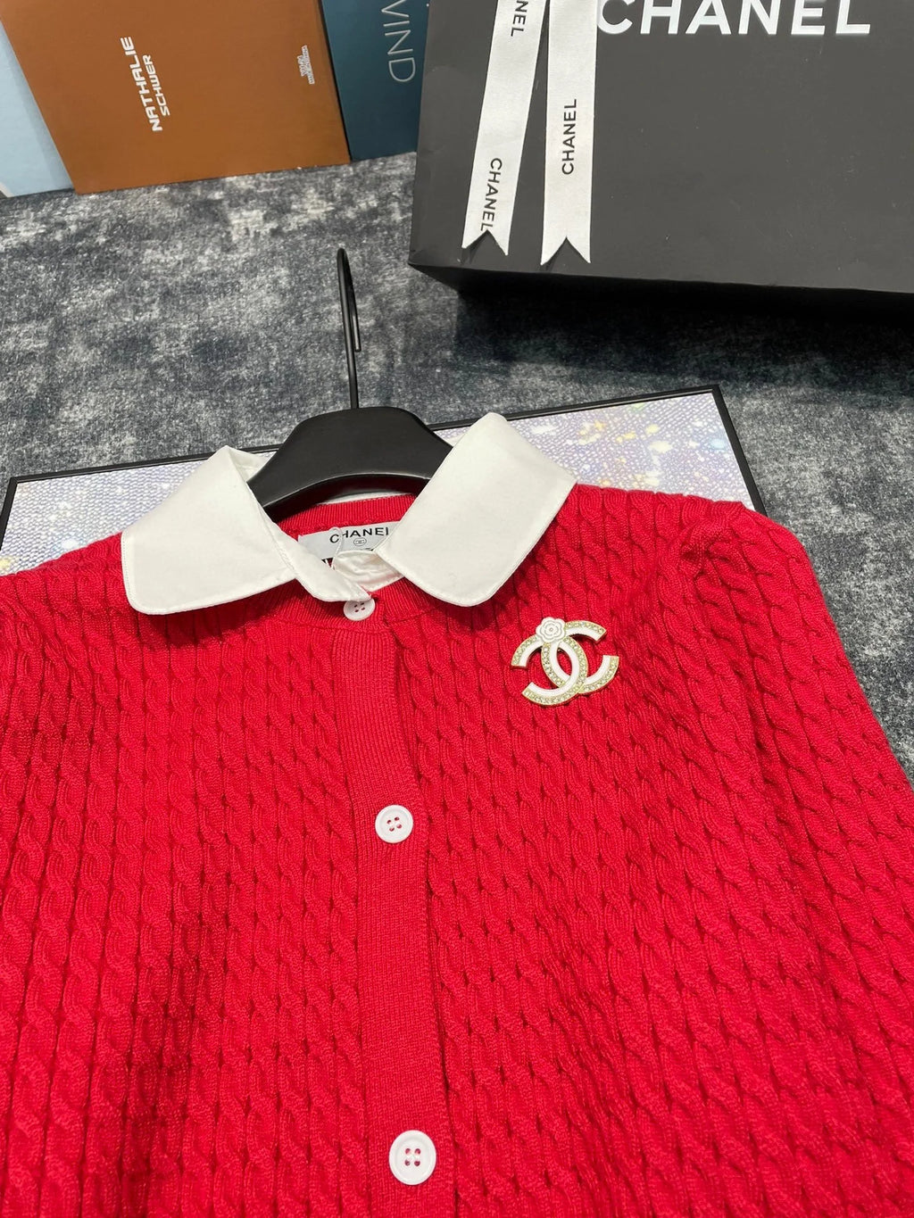 Double C Brooch Decorated with Contrasting Color Lapel Stitching Fake Two-piece Fine Twist Knitted Cardigan 0724012301