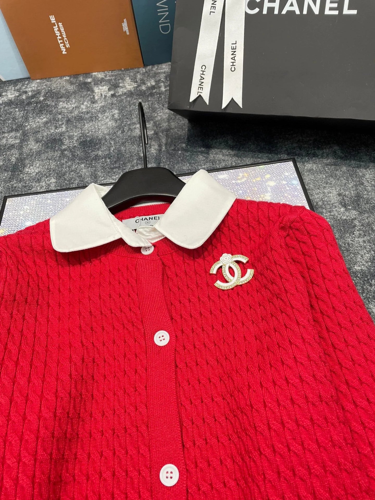 Double C Brooch Decorated with Contrasting Color Lapel Stitching Fake Two-piece Fine Twist Knitted Cardigan 0724012301