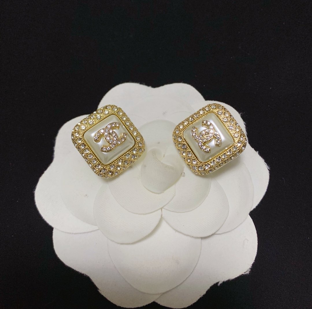 Classic Edging Masonry Earrings