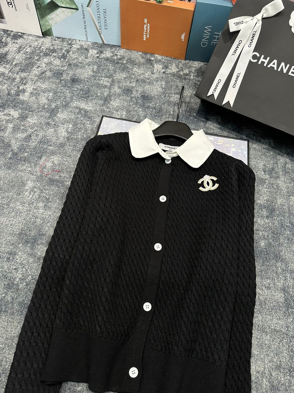 Double C Brooch Decorated with Contrasting Color Lapel Stitching Fake Two-piece Fine Twist Knitted Cardigan 0724012301