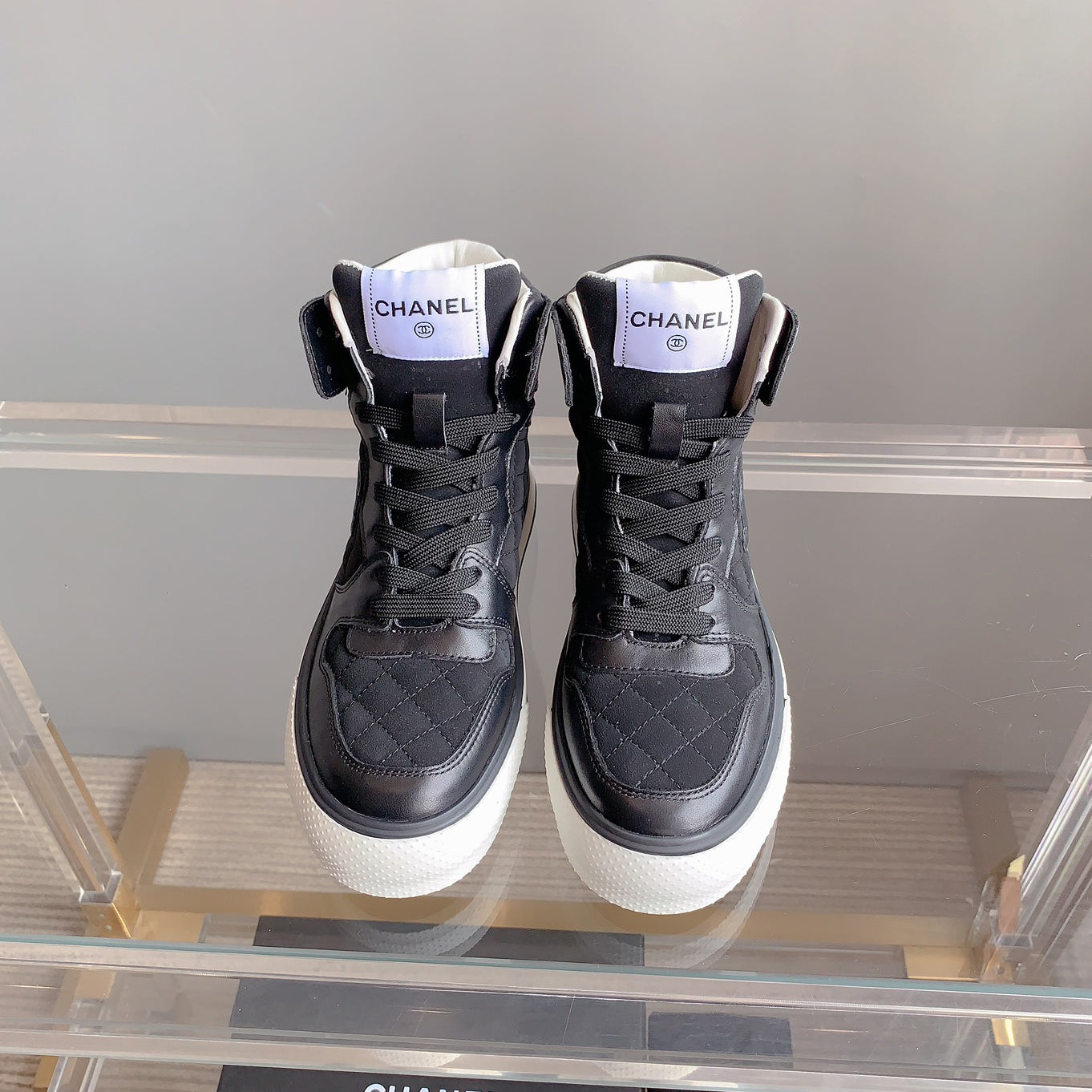 Classic versatile rhombus sneakers 1824061008