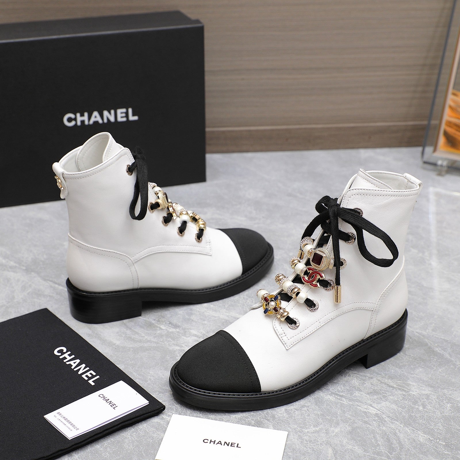 24 new Martin boots decorated with double C pearl gem heavy metal buckle 0724090503