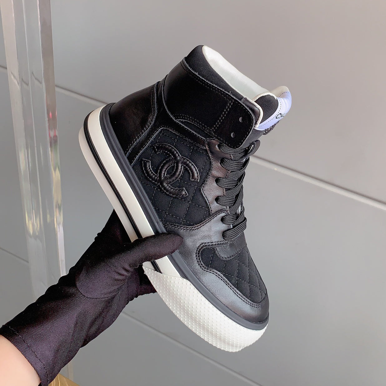Classic versatile rhombus sneakers 1824061008