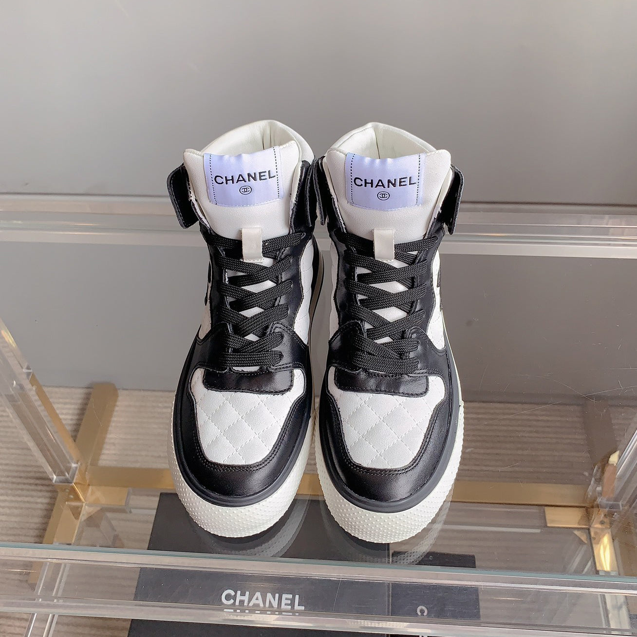 Classic versatile rhombus sneakers 1824061008