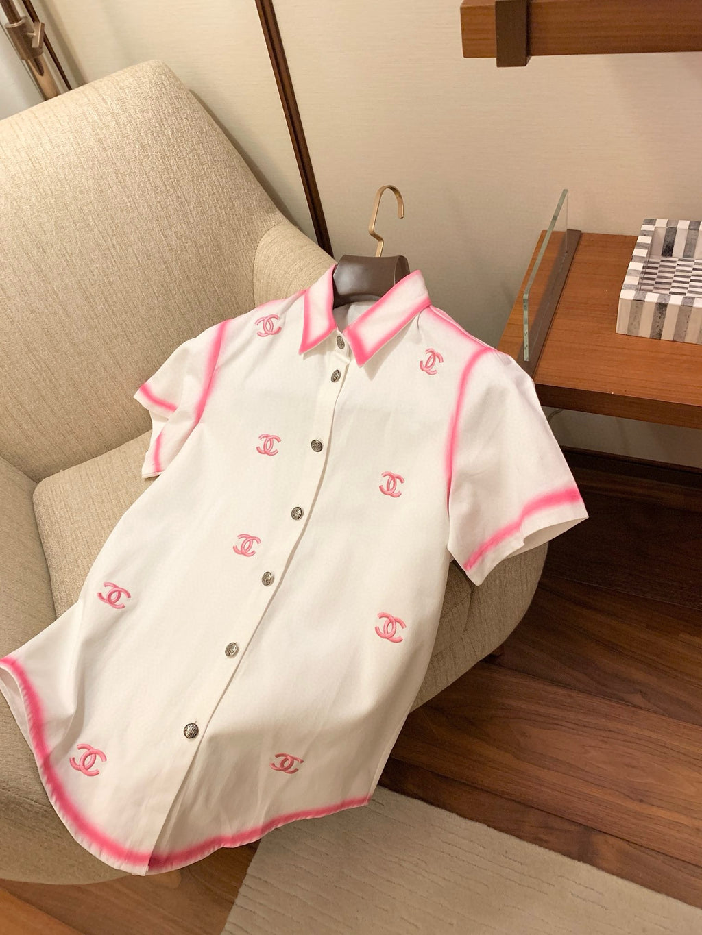 Double C positioning exquisite embroidery hand-painted denim short-sleeved shirt 0724050902