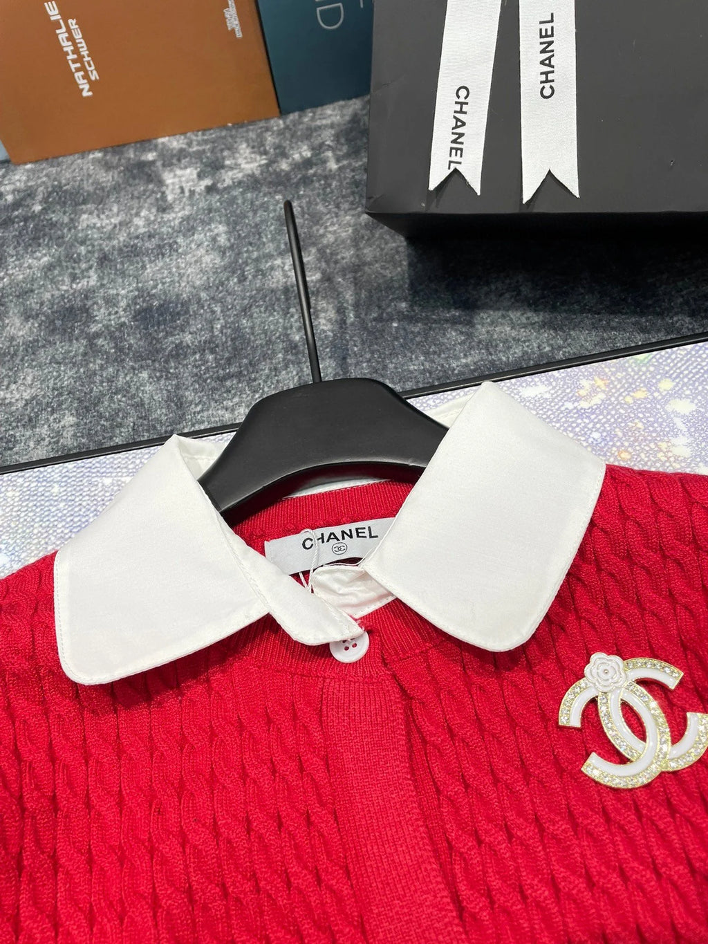 Double C Brooch Decorated with Contrasting Color Lapel Stitching Fake Two-piece Fine Twist Knitted Cardigan 0724012301