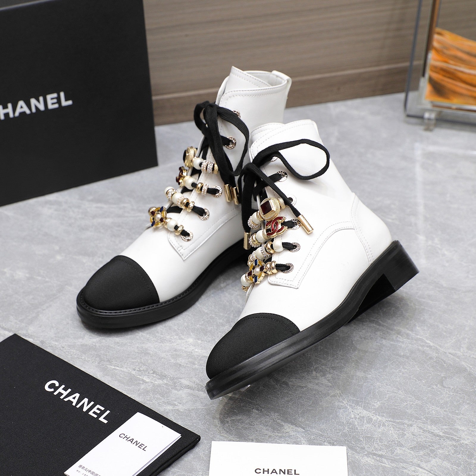 24 new Martin boots decorated with double C pearl gem heavy metal buckle 0724090503