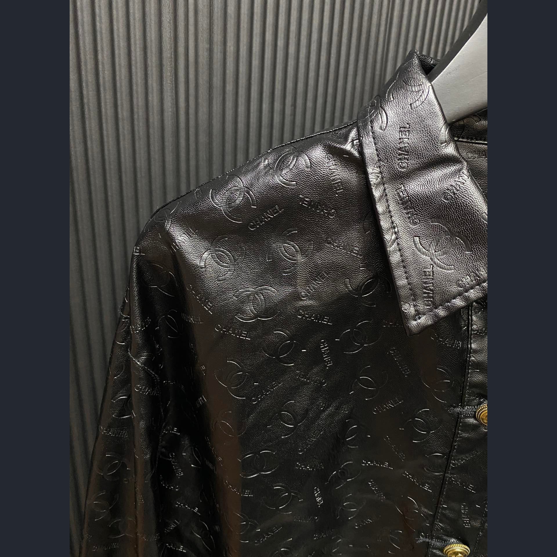 Fashionable and versatile leather jacket with classic letters XC1823091202