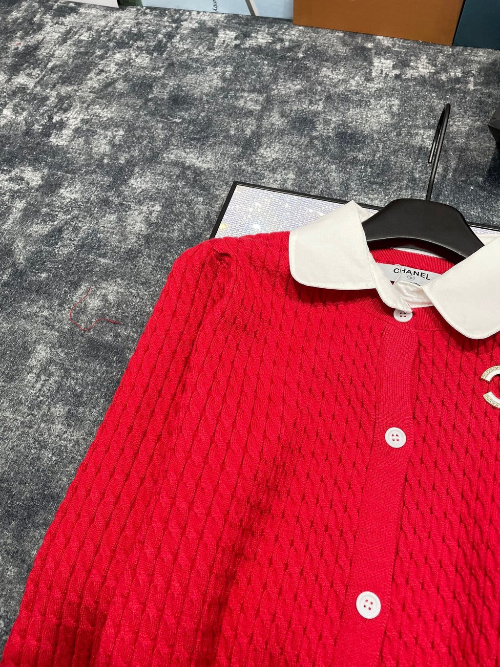 Double C Brooch Decorated with Contrasting Color Lapel Stitching Fake Two-piece Fine Twist Knitted Cardigan 0724012301