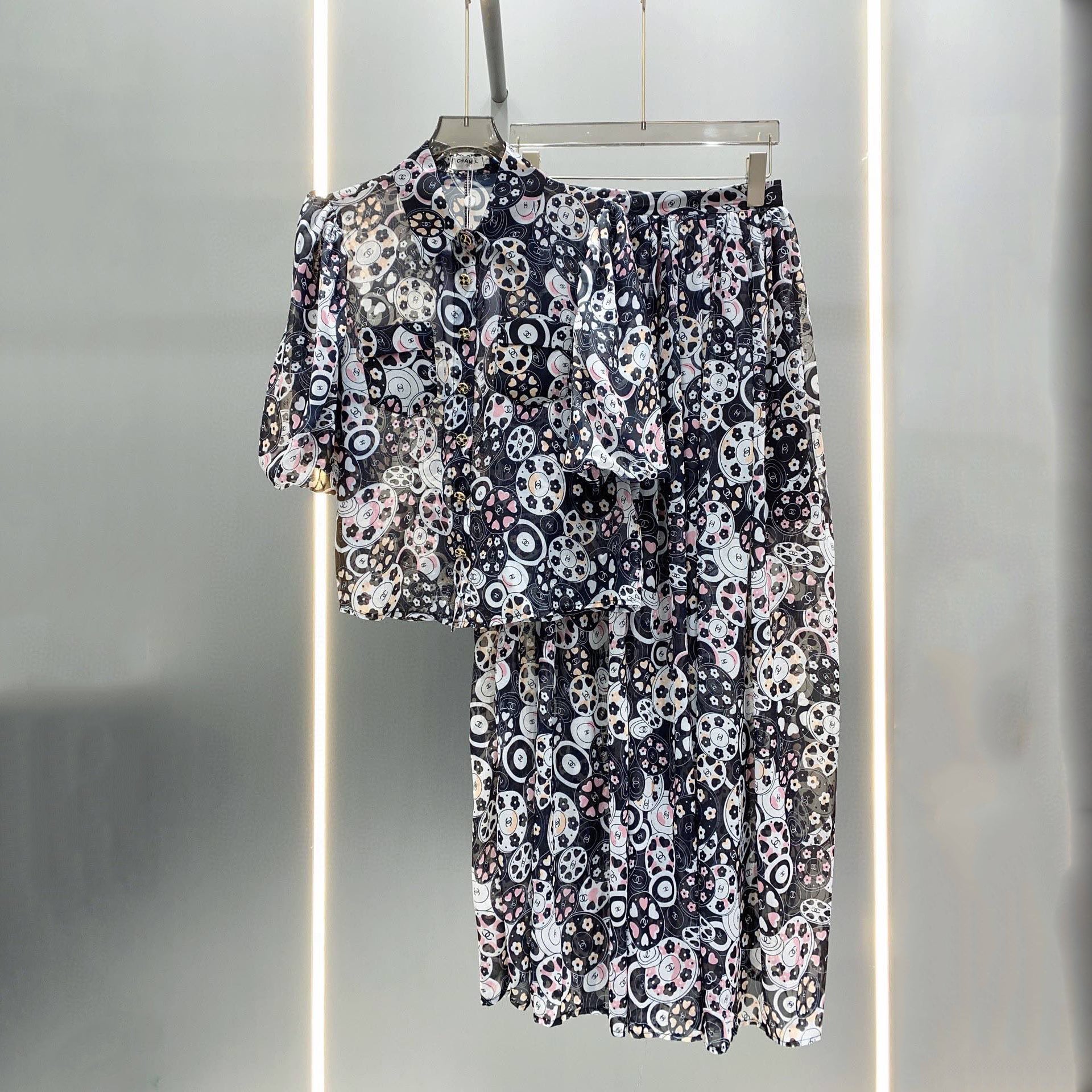 24 Printed shirt suit and skirt 1824042901