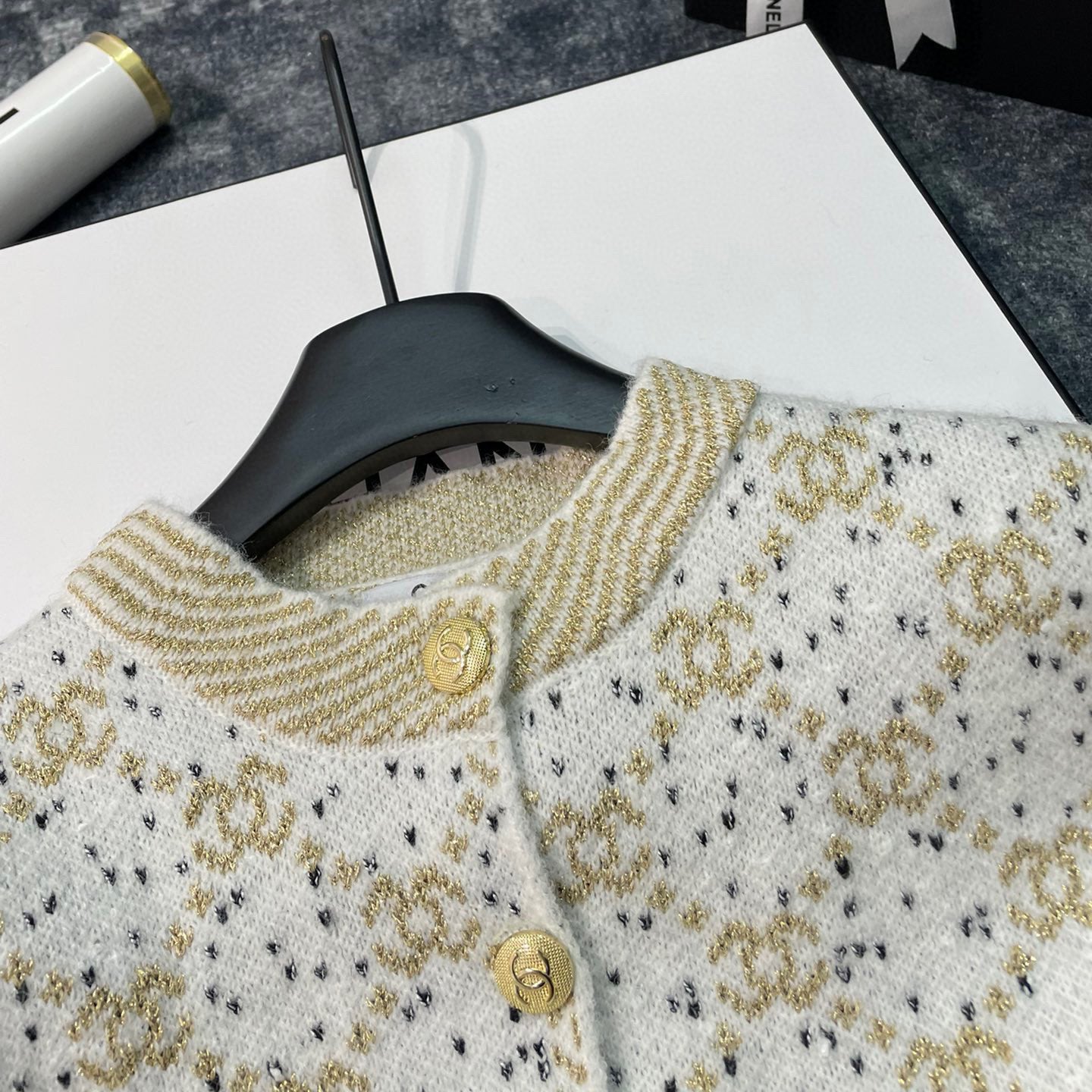 fashion gold thread jacquard custom gold buckle custom yarn gradient round neck long sleeve buttoned knitted sweater cardigan jacket XC0723112005