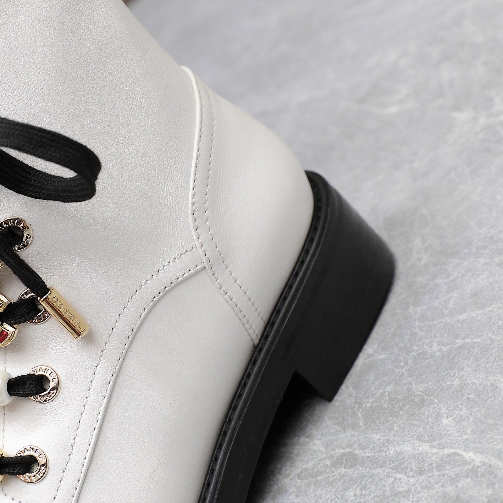 24 new Martin boots decorated with double C pearl gem heavy metal buckle 0724090503