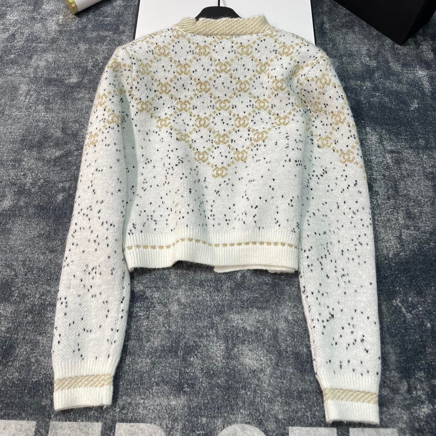 fashion gold thread jacquard custom gold buckle custom yarn gradient round neck long sleeve buttoned knitted sweater cardigan jacket XC0723112005