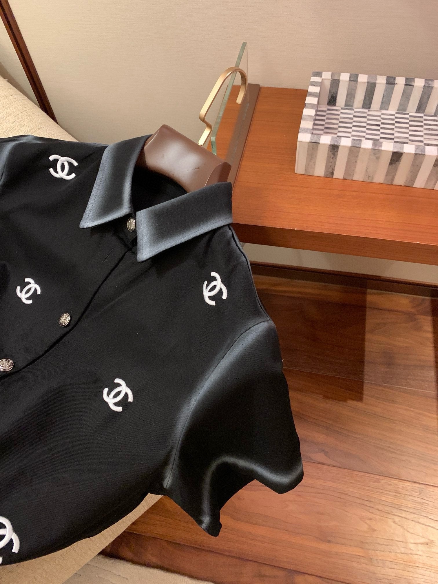 Double C positioning exquisite embroidery hand-painted denim short-sleeved shirt 0724050902