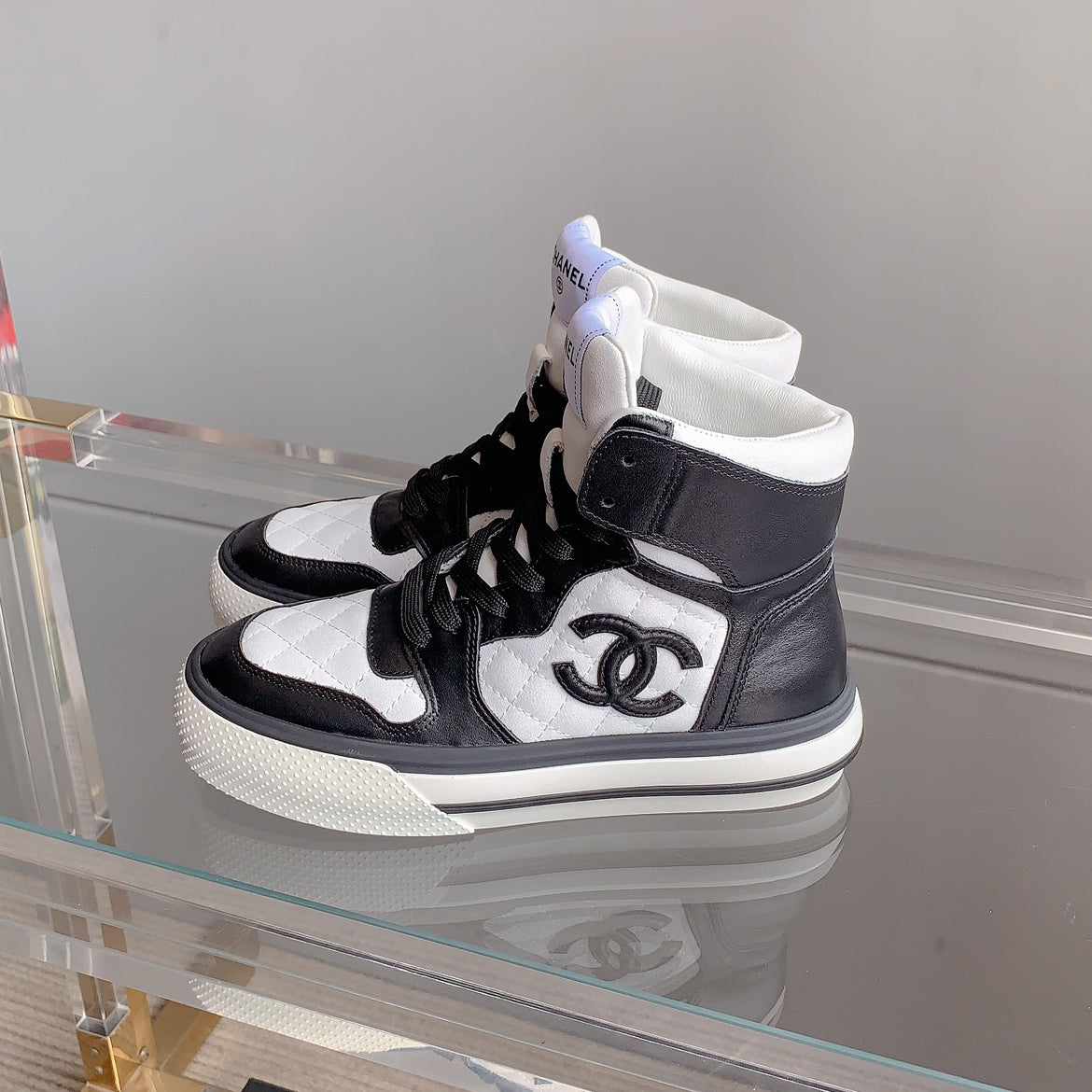 Classic versatile rhombus sneakers 1824061008