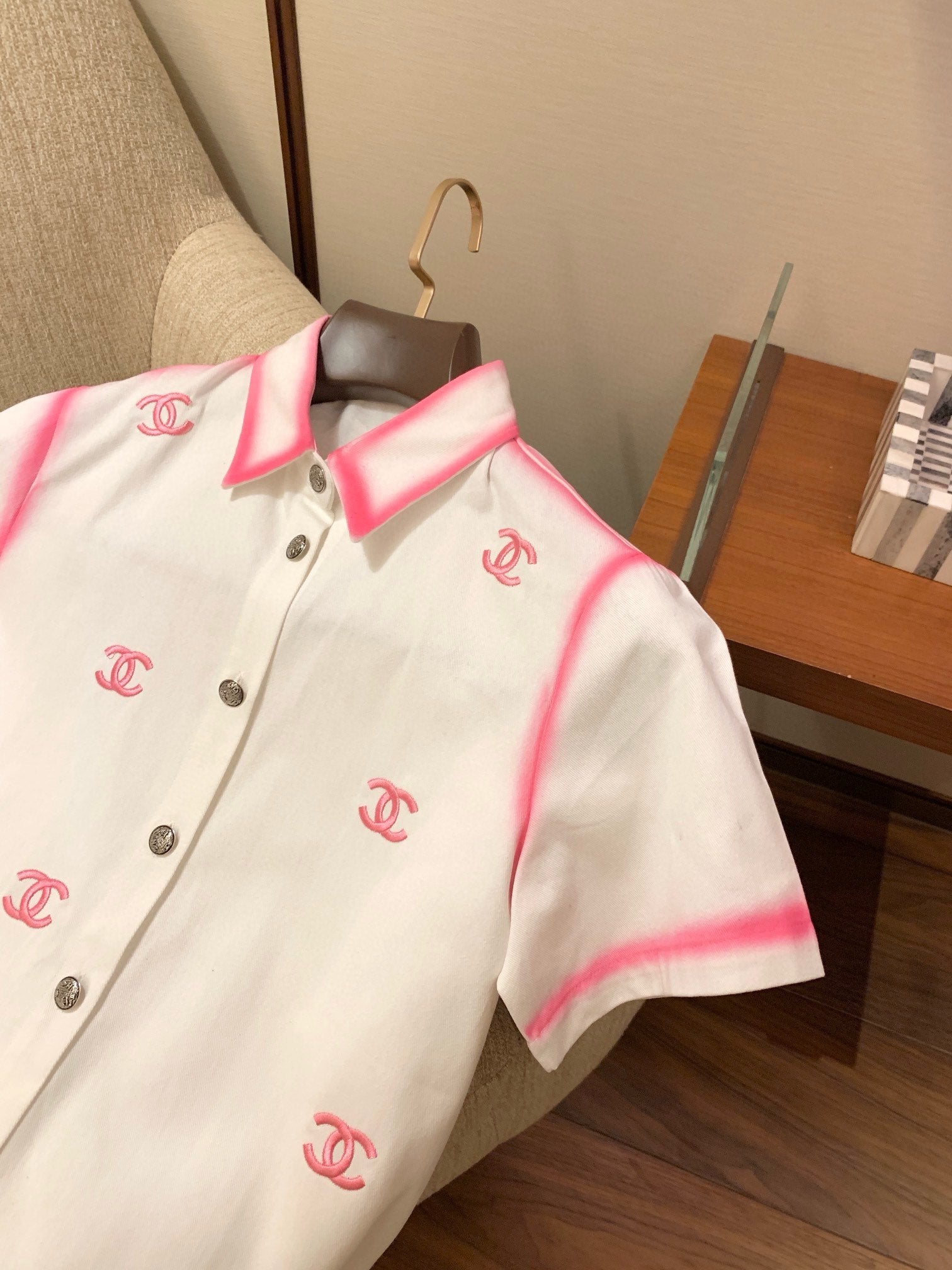 Double C positioning exquisite embroidery hand-painted denim short-sleeved shirt 0724050902