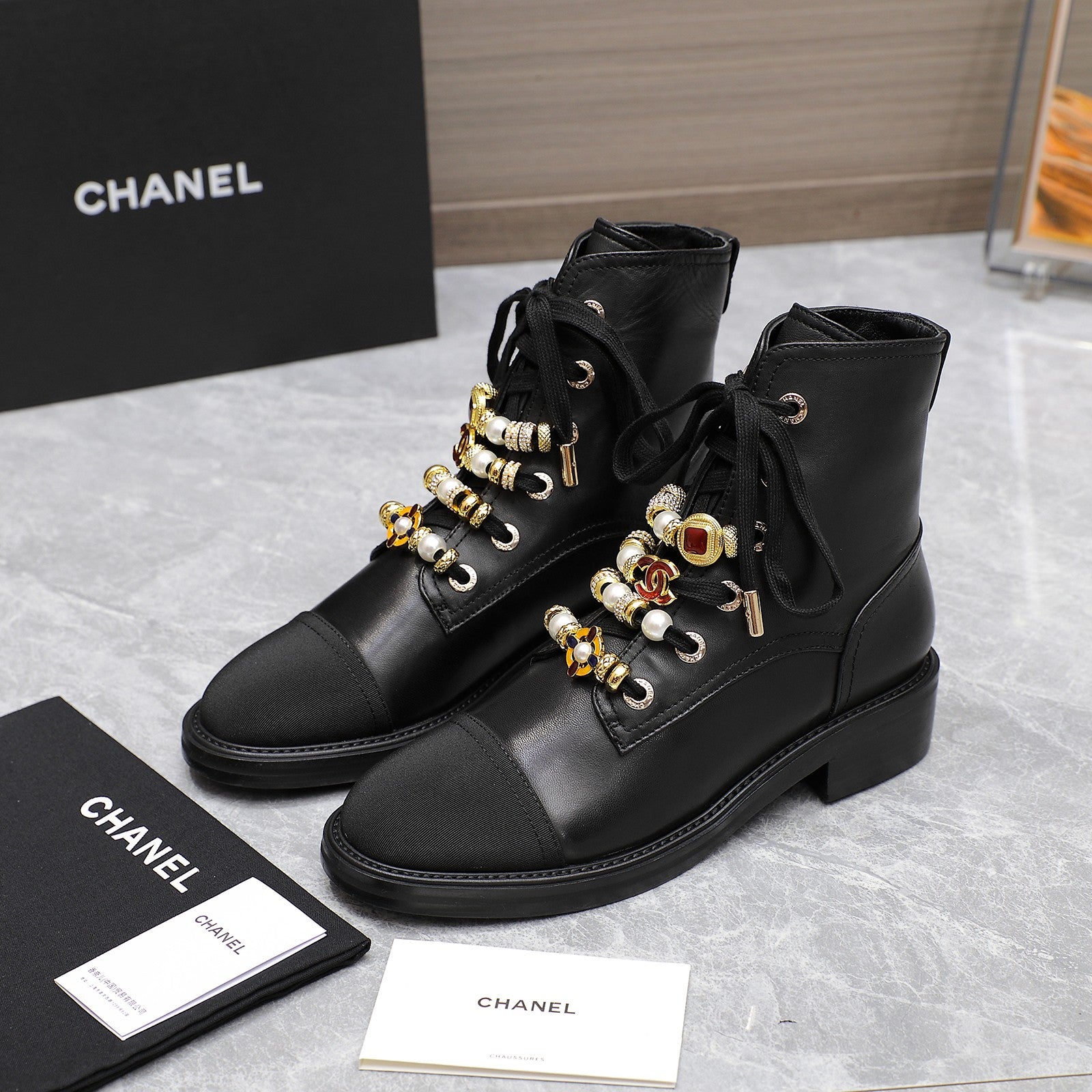 24 new Martin boots decorated with double C pearl gem heavy metal buckle 0724090503