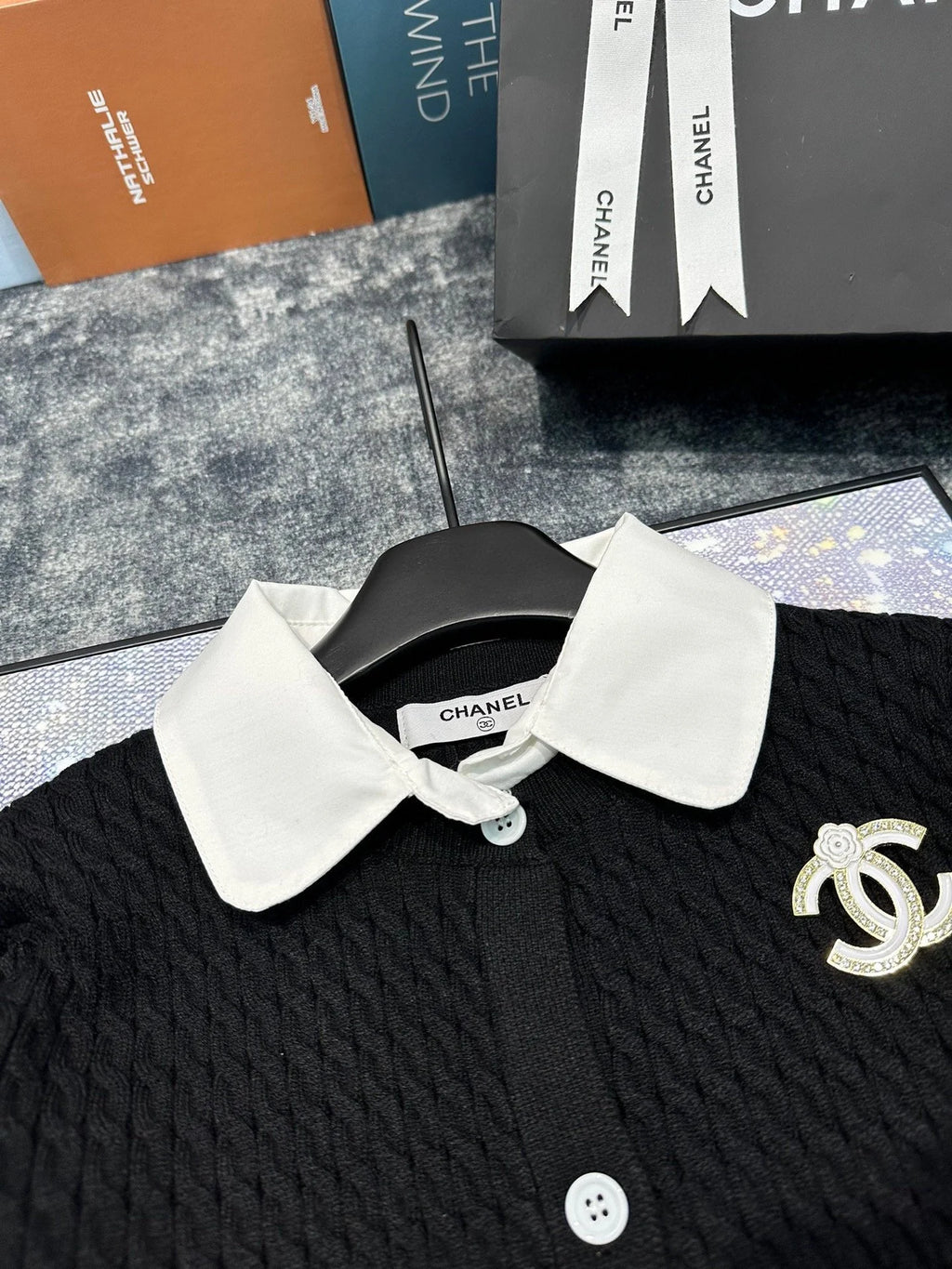 Double C Brooch Decorated with Contrasting Color Lapel Stitching Fake Two-piece Fine Twist Knitted Cardigan 0724012301