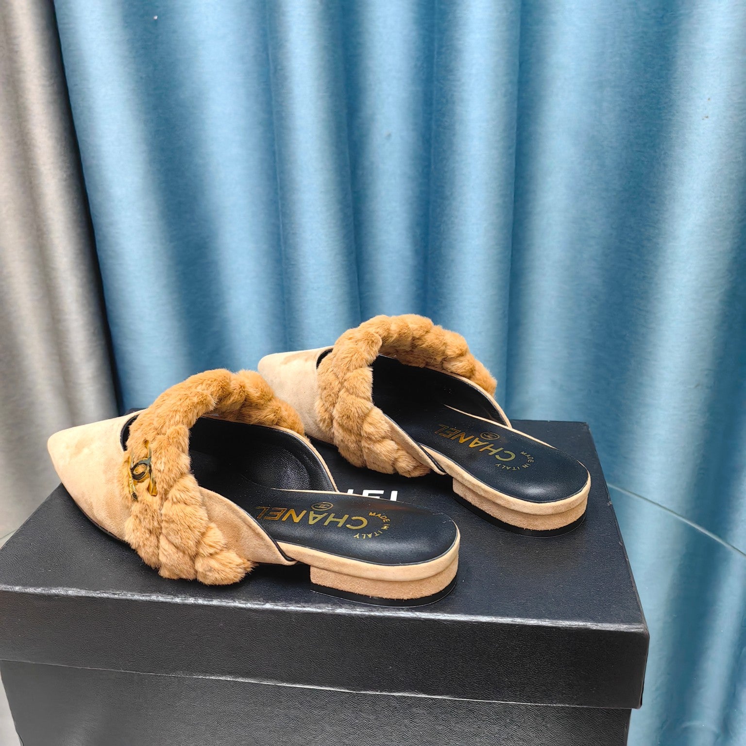 Fashion Pointed Toe Plush Slippers 0725021002