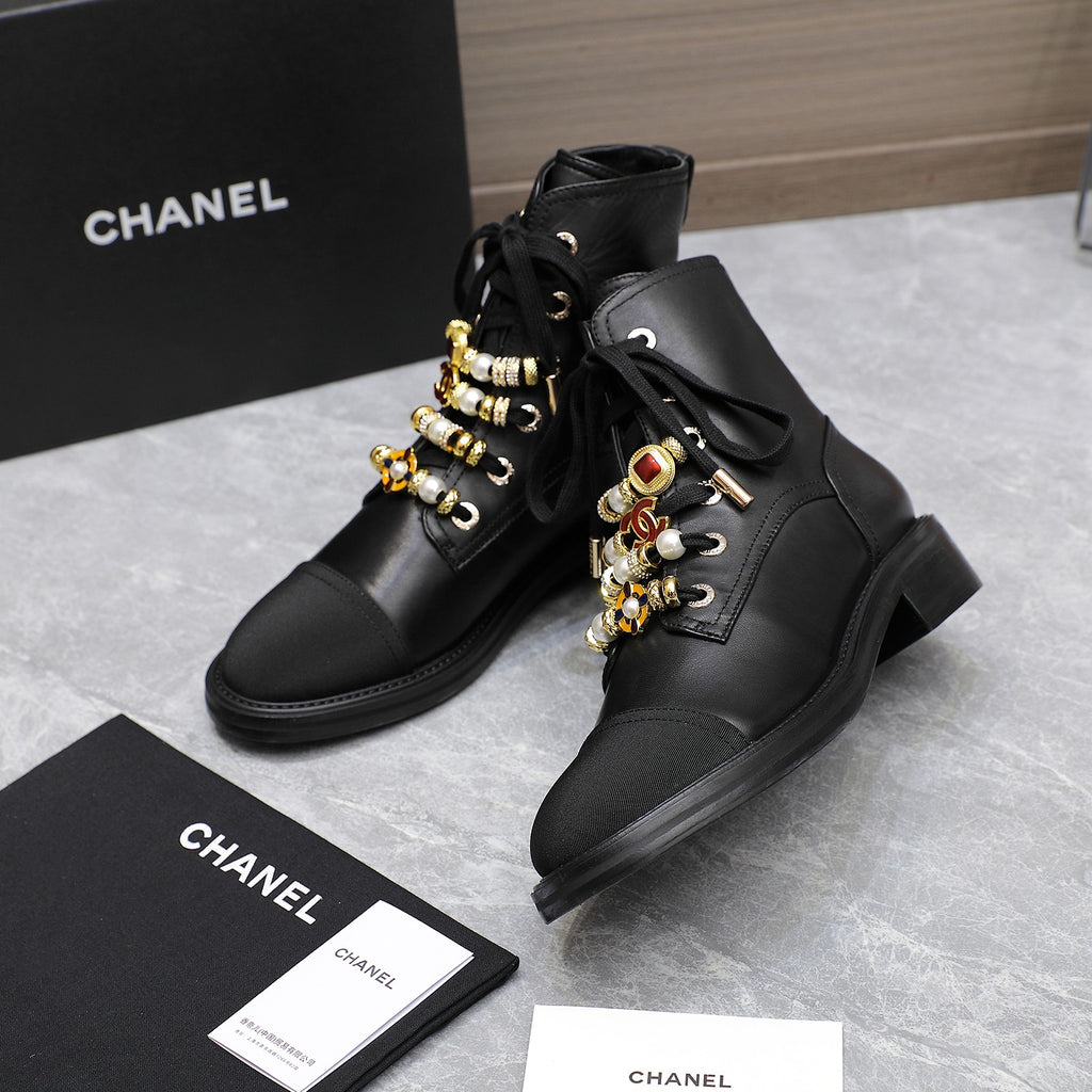 24 new Martin boots decorated with double C pearl gem heavy metal buckle 0724090503