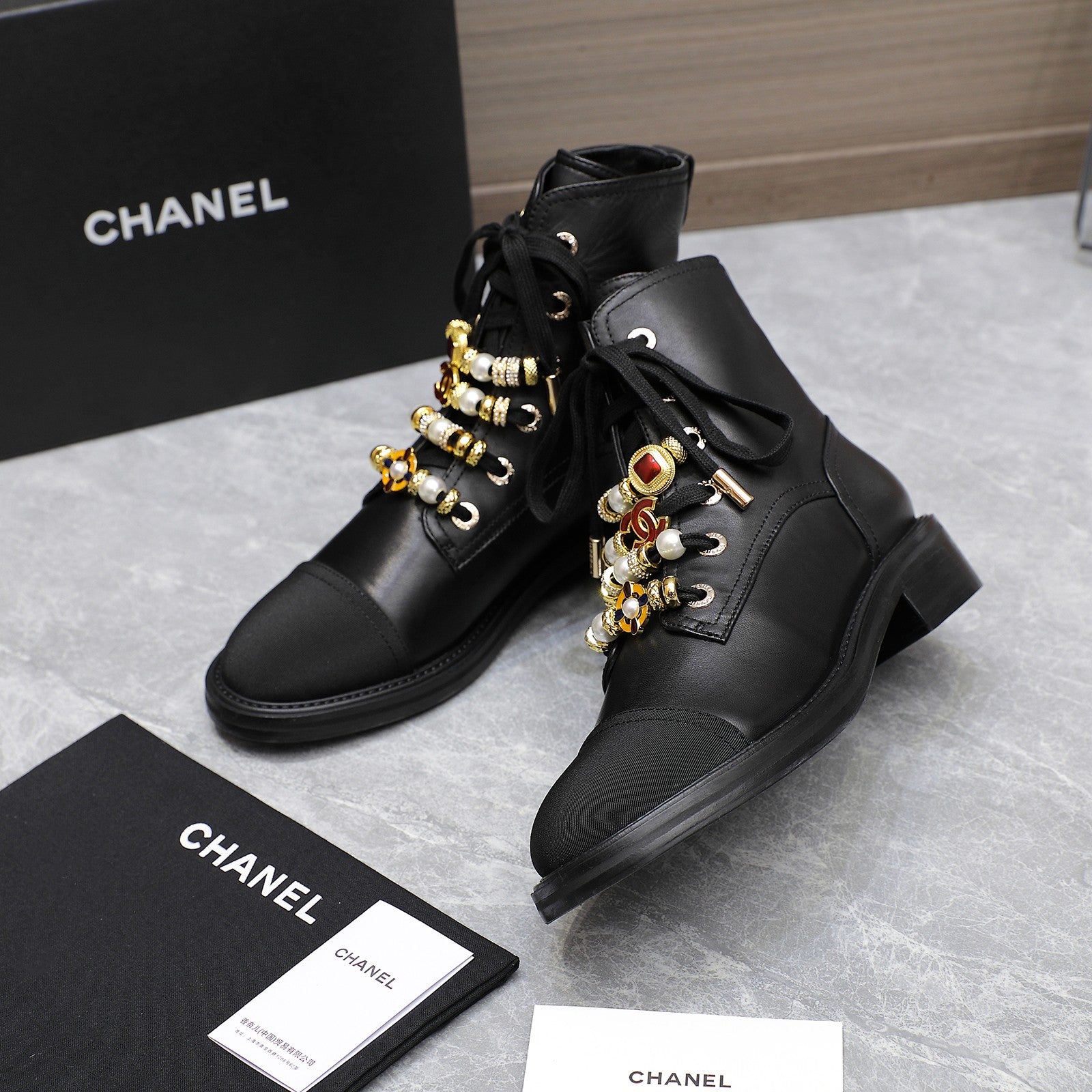 24 new Martin boots decorated with double C pearl gem heavy metal buckle 0724090503