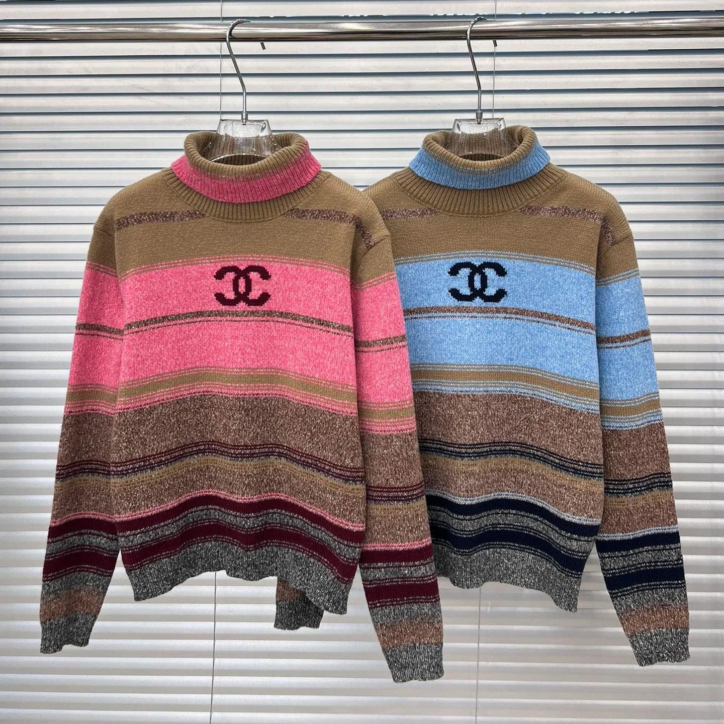 Double C letter contrasting striped high neck knitted sweater 1024102917