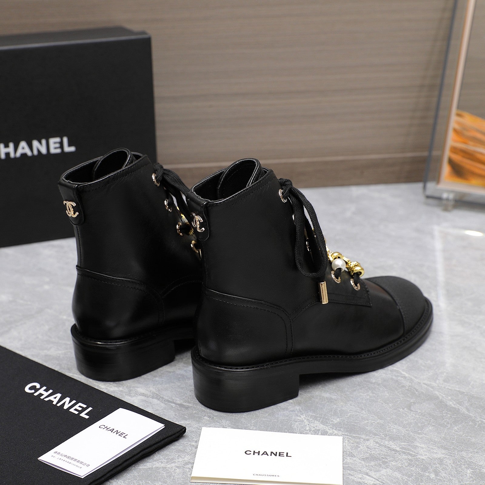 24 new Martin boots decorated with double C pearl gem heavy metal buckle 0724090503