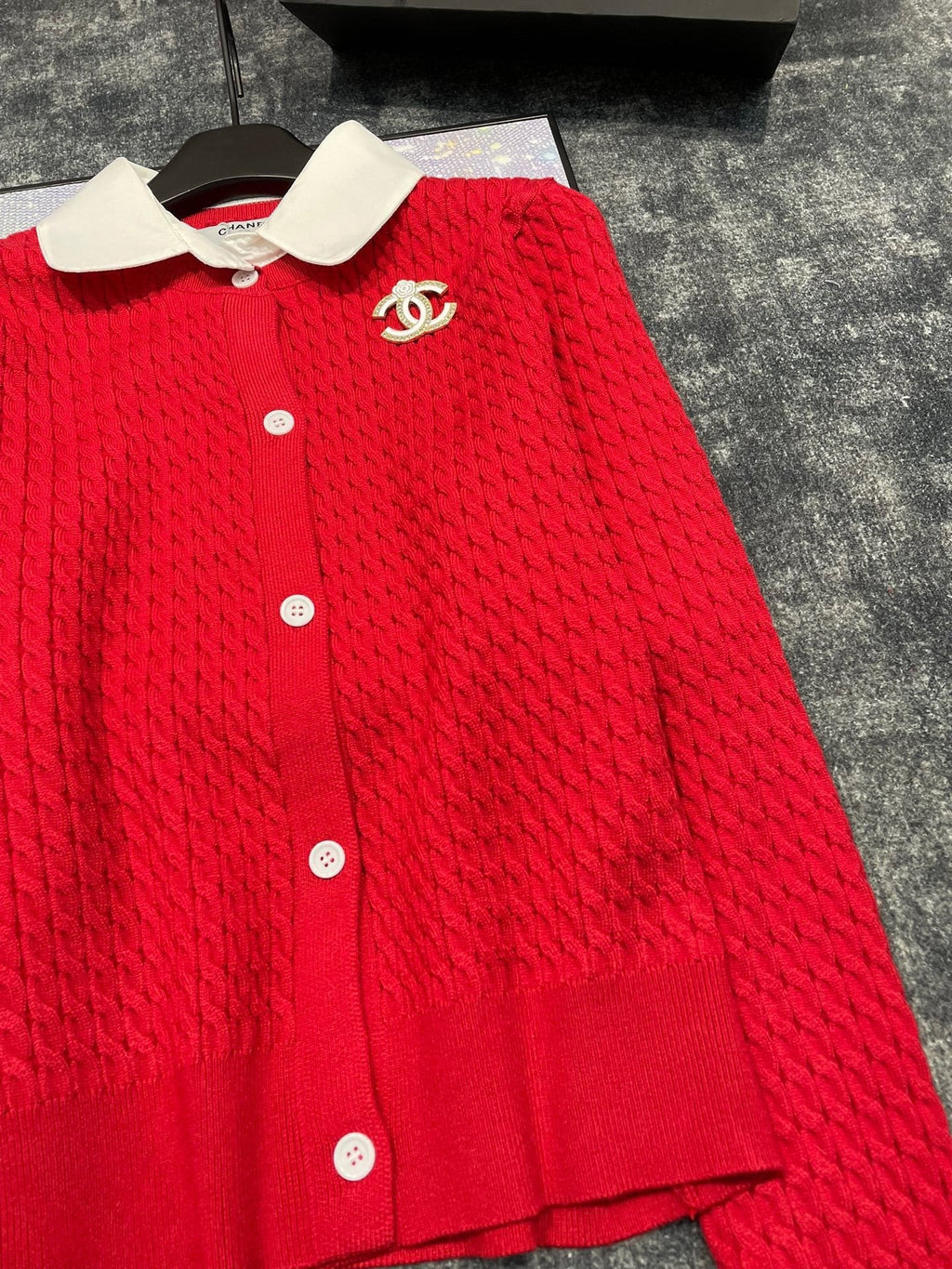 Double C Brooch Decorated with Contrasting Color Lapel Stitching Fake Two-piece Fine Twist Knitted Cardigan 0724012301