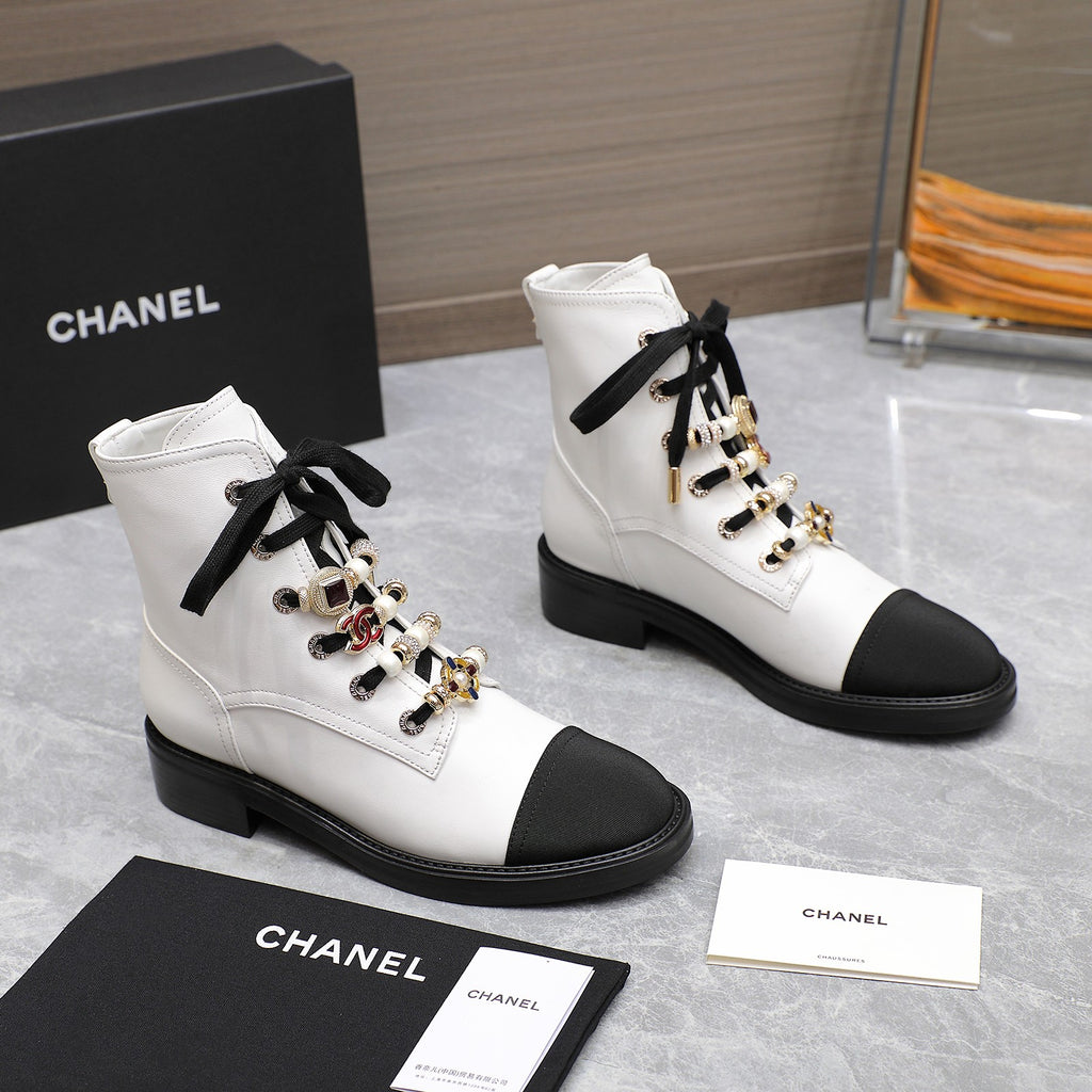 24 new Martin boots decorated with double C pearl gem heavy metal buckle 0724090503
