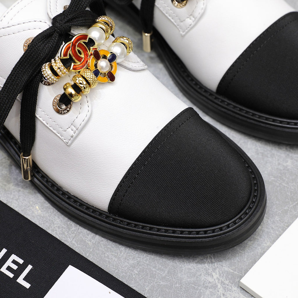 24P new double C pearl gemstone heavy metal buckle leather shoes 0724090504