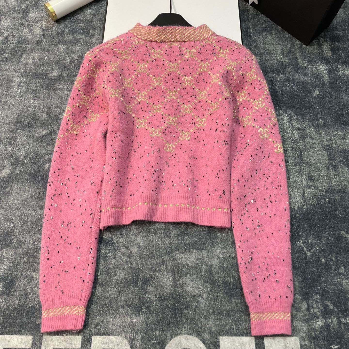 fashion gold thread jacquard custom gold buckle custom yarn gradient round neck long sleeve buttoned knitted sweater cardigan jacket XC0723112005