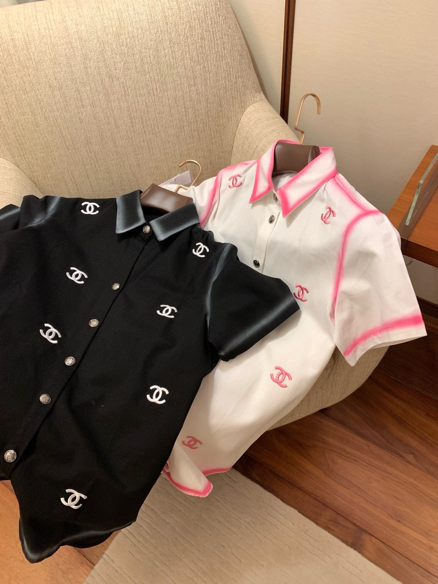 Double C positioning exquisite embroidery hand-painted denim short-sleeved shirt 0724050902