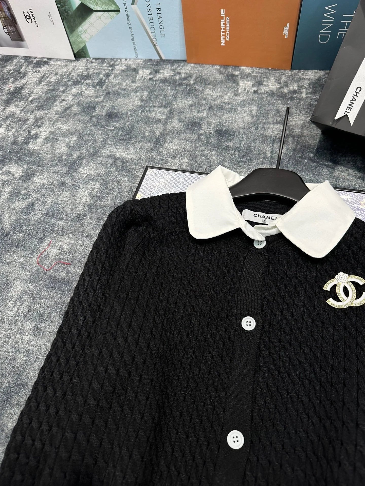 Double C Brooch Decorated with Contrasting Color Lapel Stitching Fake Two-piece Fine Twist Knitted Cardigan 0724012301