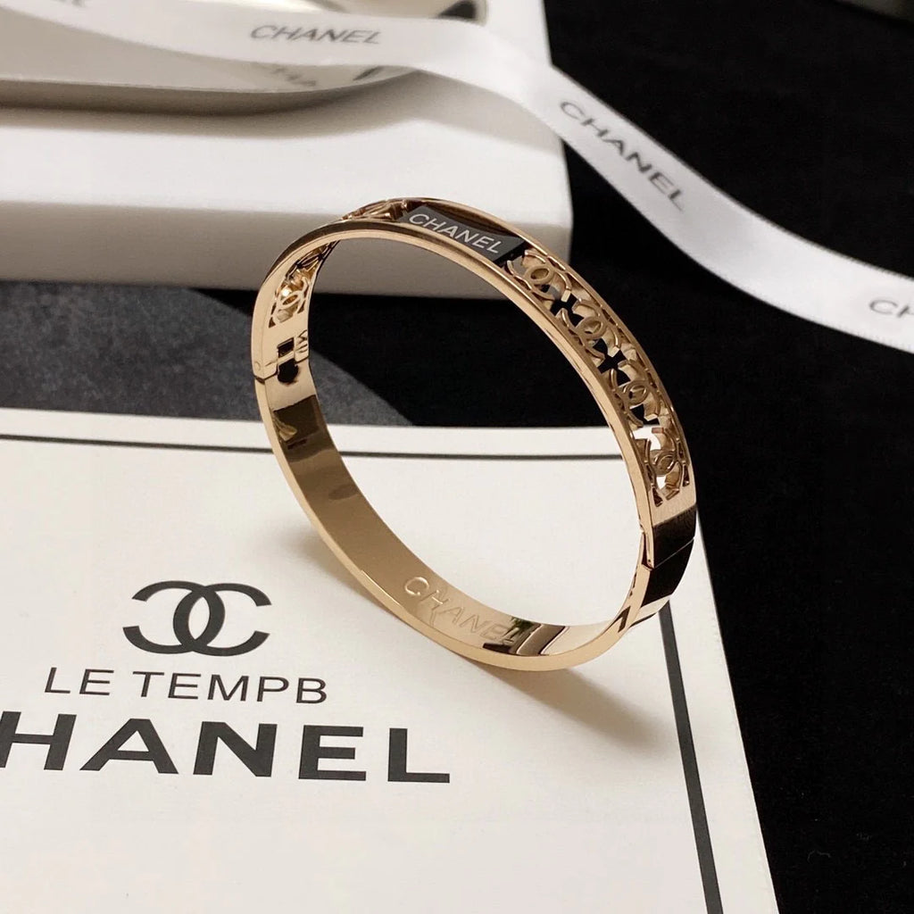 New Fashion Classic Hollow Bracelet 1024040118
